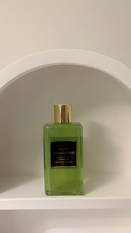 Gel douche oud fantasia 300ml Famille olfactive : Gourmand
Notes de tête : Fruité, Fleurs blanches
Notes de cœur : Frais
Notes de fond : Réglisse
On aime
- Son parfum frais
- Sa texture enrichie en huiles essentielles